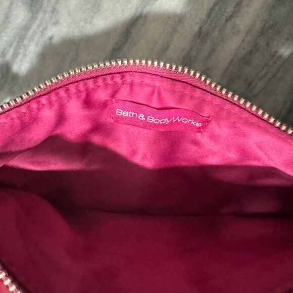 BATH & BODY WORKS | RED SUEDE WRISTLET‎ - Picture 2 of 7